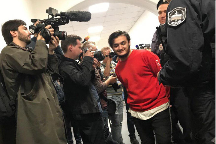 Полицейский, отказавшийся быть потерпевшим после броска бутылки, объяснил мотивы