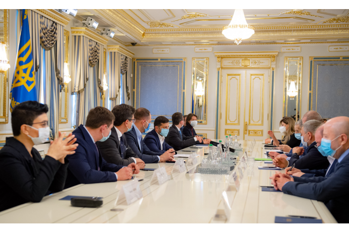 Президент инициирует создание рабочей группы по решению проблем крымскотатарского народа — Официальное интернет-представительство П