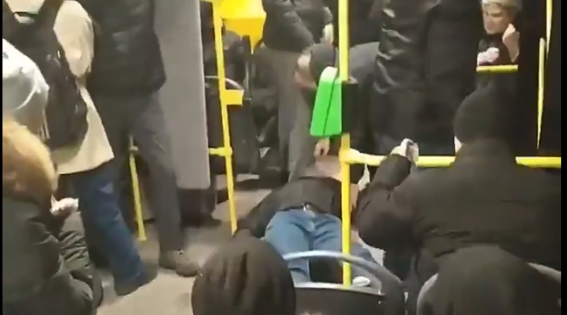 В Харькове парня убили в общественном транспорте на глазах у людей – ВИДЕО