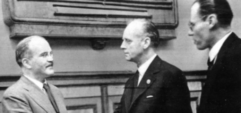 Договор о дружбе и границе СССР и гитлеровской Германией. Союз двух злодеев или мера для отсрочки неизбежной войны?